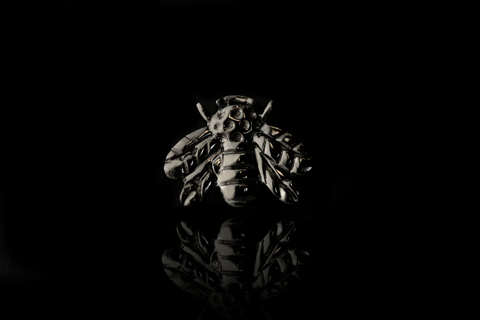 Scene Bee in 14k gold by Junipurr - Image 4